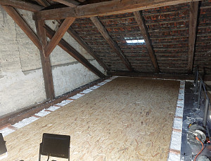 Zateplení stropu řadového domu pomocí foukané izolace